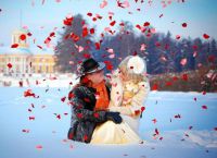 идеје за фотографисање зимске венчанице 8