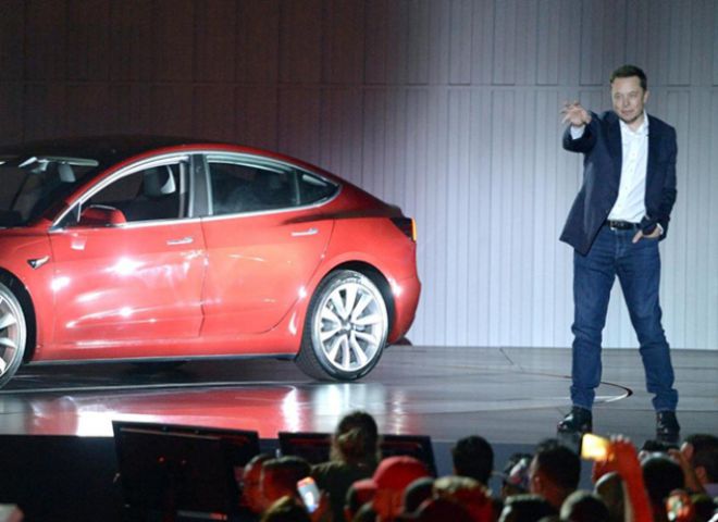Илон Маск во время презентации Tesla Model 3