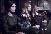 Королевы подиума стали лицами новой модели сумок Versace Palazzo Empire