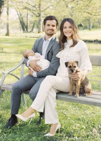 Принц Карл Филипп и принцесса София с сыном, принцем Александром, и собакой снял