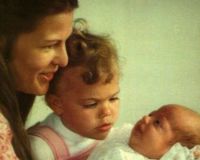Маленький Карл илипп с момой королевой Сильвией и сестрой принцессой Викторией.j