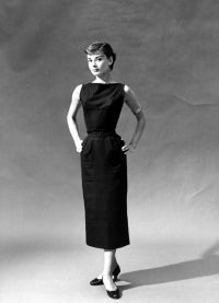 Audrey Hepburn w spódnicy ołówkowej