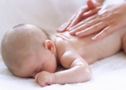 masáž novorozence při tónování
