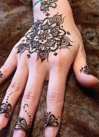 Индийски чертежи на хена на ръцете 9