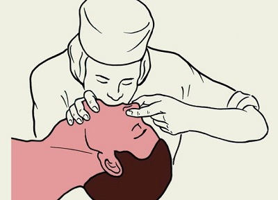 Jak wykonać pośredni masaż serca 4
