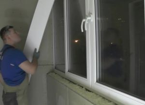 Namestitev okenske police na balkon17