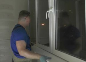 Namestitev okenske police na balkonu18