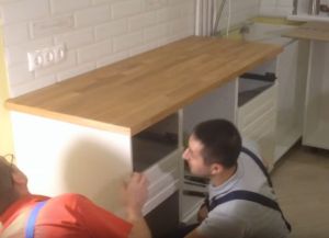 Ugradnja countertops u kuhinji s vlastitim hand2
