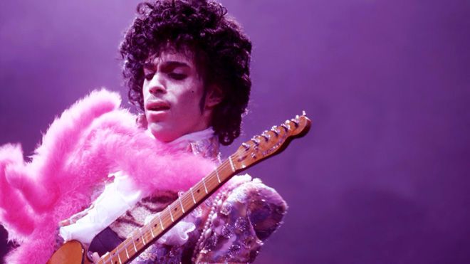 Принс часто использовал пурпурный цвет на сцене