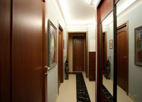 Interiér úzké chodby v bytě 1