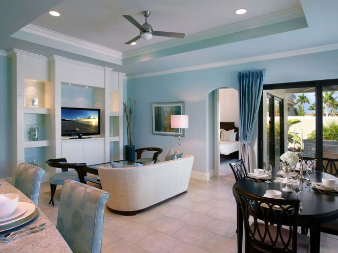 Modrá barva v interiéru obývacího pokoje