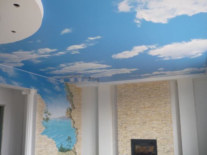 Modrý strop v interiéru