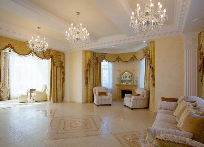 Завеси във вътрешността на хола в класически стил.