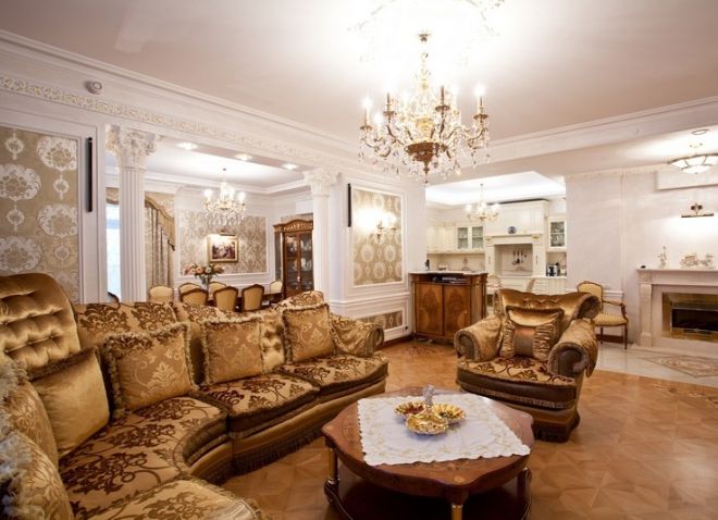 Interijeri dnevne sobe u klasičnom stilu namještaja