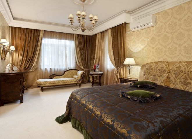 Sypialnia z wystrojem wnętrz w klasycznym stylu.