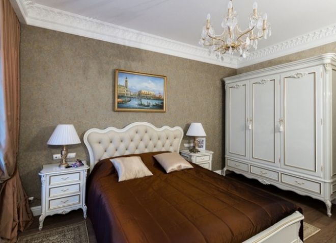 Wnętrze sypialni w nowoczesnym stylu klasycznym