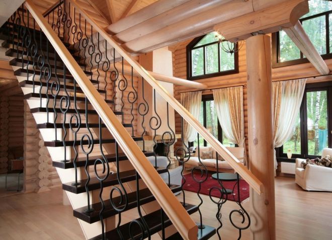 Стълбище в хола на дървена къща