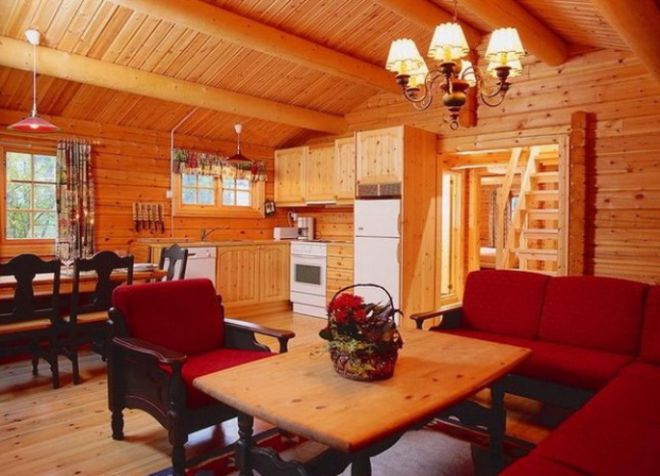 Вътрешна кухня-трапезария-хол в дървена къща