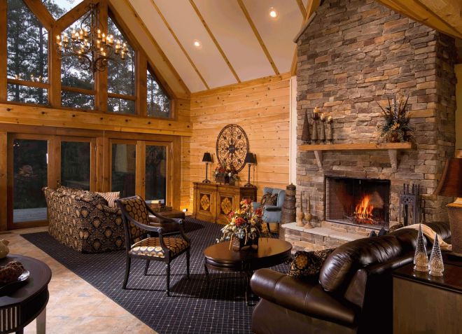 Obývací pokoj s krbem v dřevěném domě