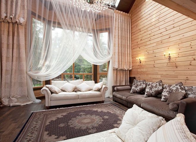 Záclony do obývacího pokoje v dřevěném domě