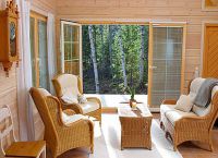 Vnitřní obývací pokoj v dřevěném domě8