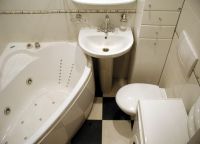 Notranjost majhne kopalnice z WC-jem2