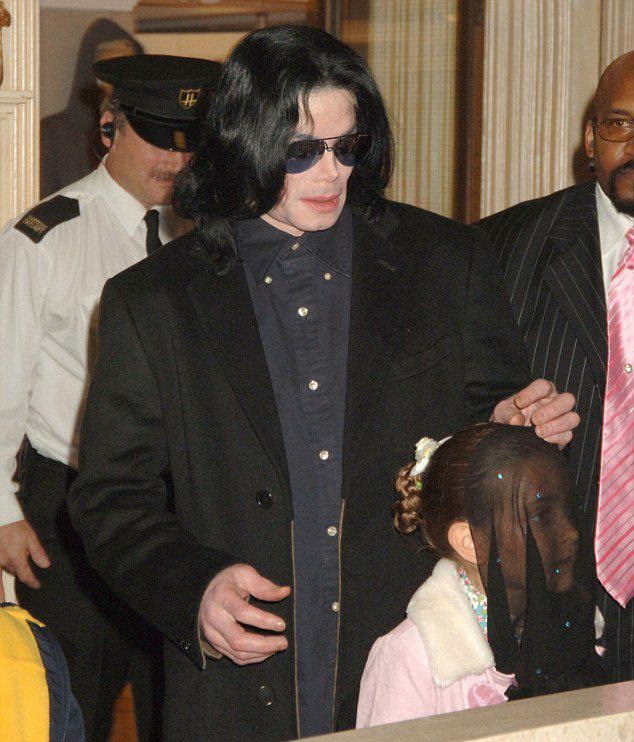 Майкл Джексон и Пэрис в 2005 году
