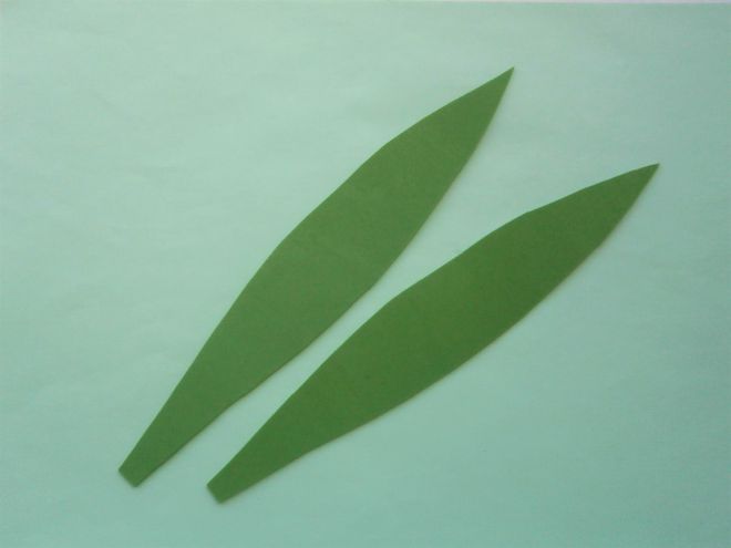 вырежем листья из зеленого фоамирана
