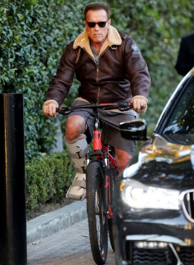 69-летний Арнольд Шварценеггер катается на велосипеде со сломанной ногой
