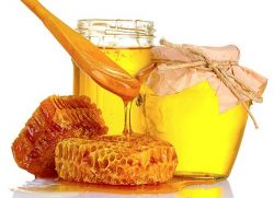 Je med použitý ve voštinách