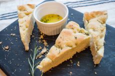 Италиански focaccia хляб с розмарин - рецепта