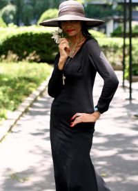 Жаклин Мердок в стильном черном платье