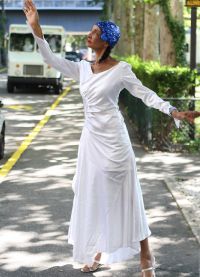 Жаклин Мердок позирует в белом платье