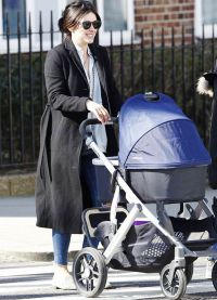 супруга Джейми Дорнана на прогулке со вторым ребенком