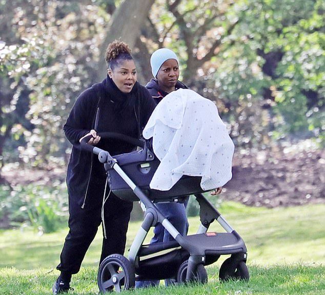 Джанет Джексон на прогулке с новорожденным