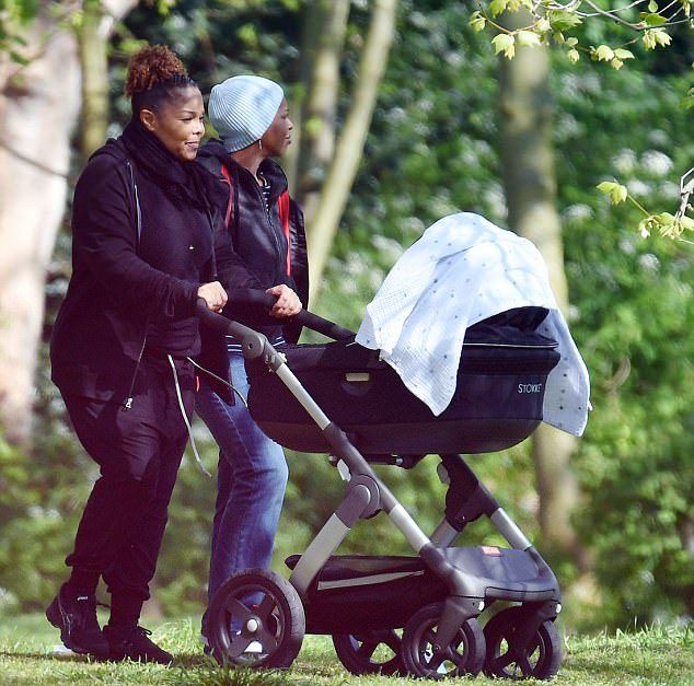 Джанет на прогулке с новорожденным сыном