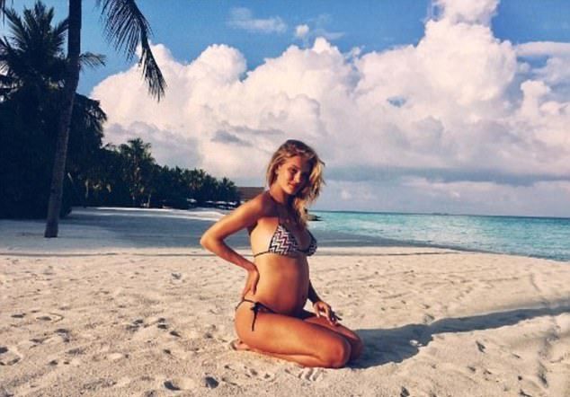 Рози Хантингтон-Уайтли  подтвердила свою беременность в феврале в Instagram