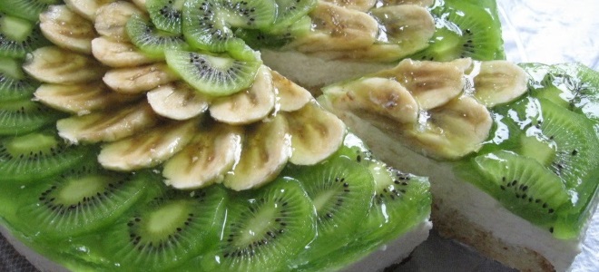 Jellový dort s sušenky a ovocem