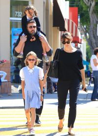 Дженнифер и Бен на прогулке с дочерьми