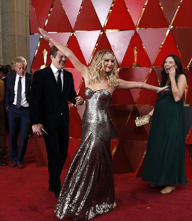 Дженнифер Лоуренс позирует на фотоколле «Оскара»
