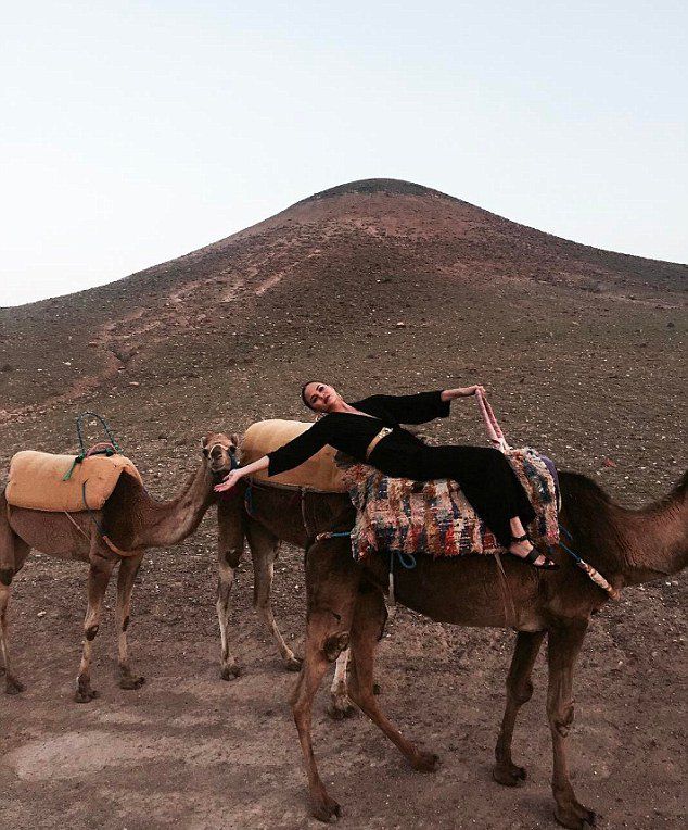 Модель Крисси Тейген позирует на верблюде