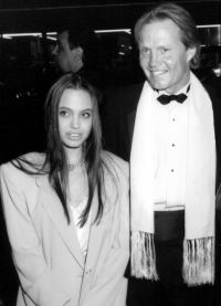 В юности Анджелина Джоли вместе с отцом уже посещала светские мероприятия