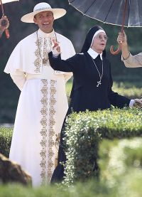 Джуд Лоу и Дайан Китон на съемках сериала «Молодой папа»
