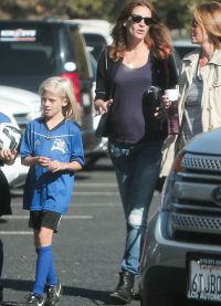 Джулия Робертс с дочкой Хейзел идут на футбол