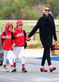 Джулия Робертс с детьми идут на бейсбол