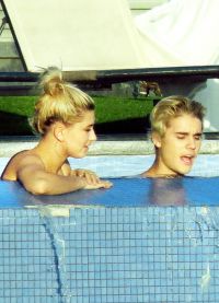 Justin Bieber in Haley Baldwin v bazenu