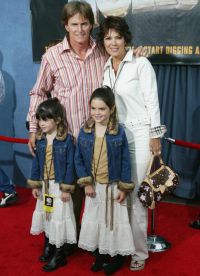 Одна из его жен Крис Дженнер с дочерьми Кайли и Кендалл