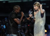 Kanye West poskuša poslati statueto s Taylor Swift
