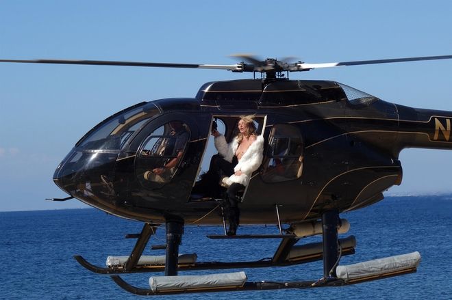 Кейт Мосс позирует топлес в кабине вертолета