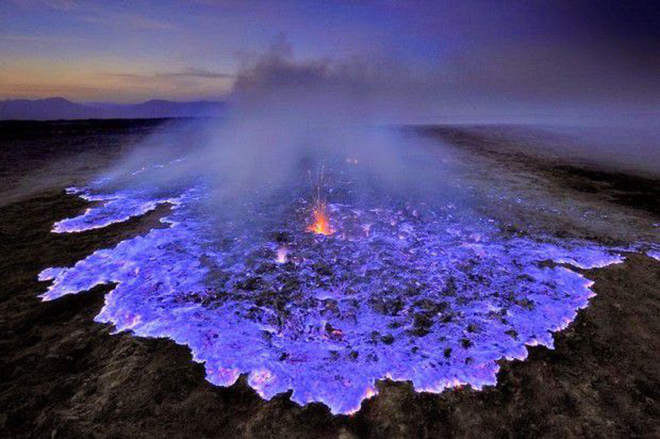 Голубая лава вулкана Иджен